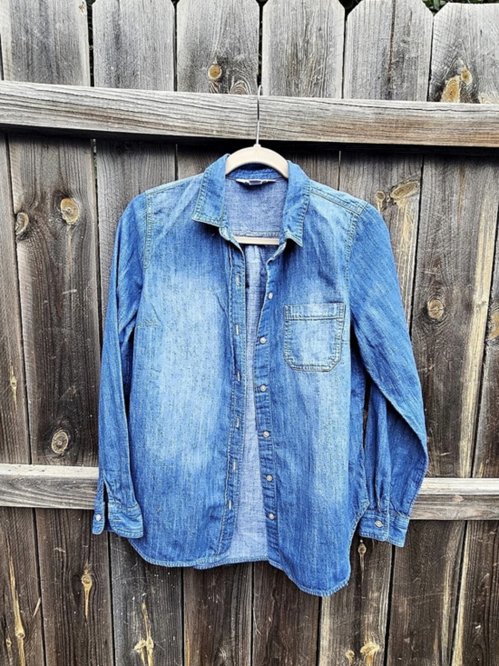 Old Navy denim button down shirt Women's Medium 100% Cotton Classic Layering
